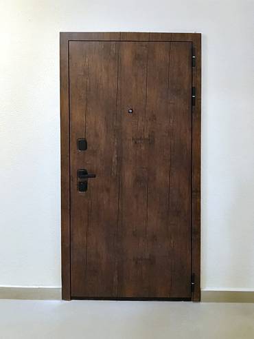 Дверь в квартиру с текстурой дерева